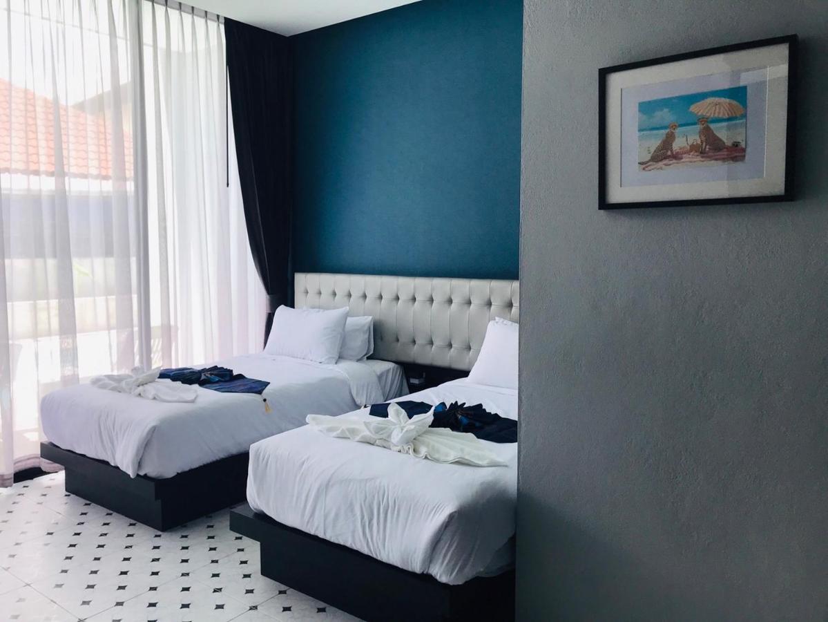 Twin room with a blue feature wall at HF Ville